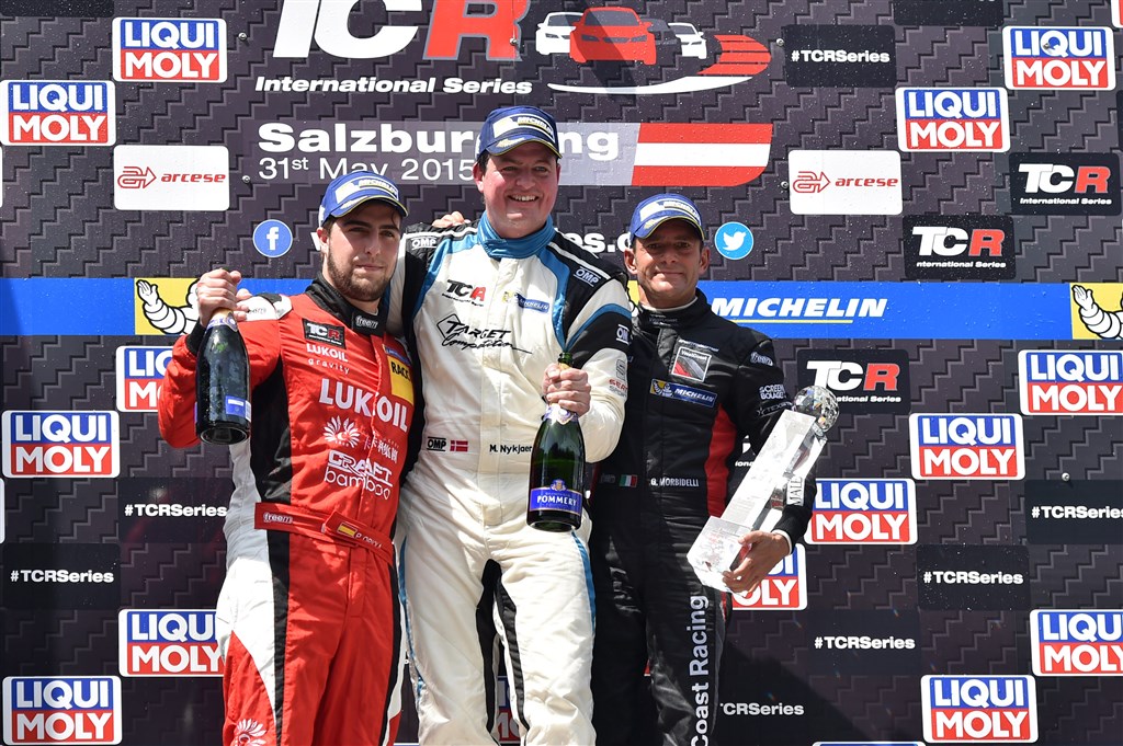 Nykjær på sejrsskamlen i TCR på den Østrigske bane Salzburgring. Fra venstre: Pepe Oriola, Michel Nykjær, Gianni Morbidelli
(Foto: TCR)
